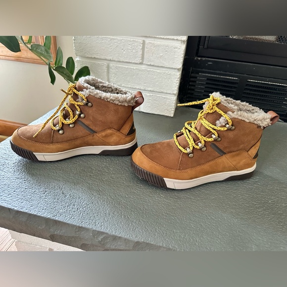 The North Face Boots
- Size 5 US - Picture 7 of 7
